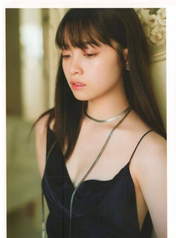 桥本环奈真的是千年一遇了,气质太纯,穿成熟的裙子也很甜_展示出_