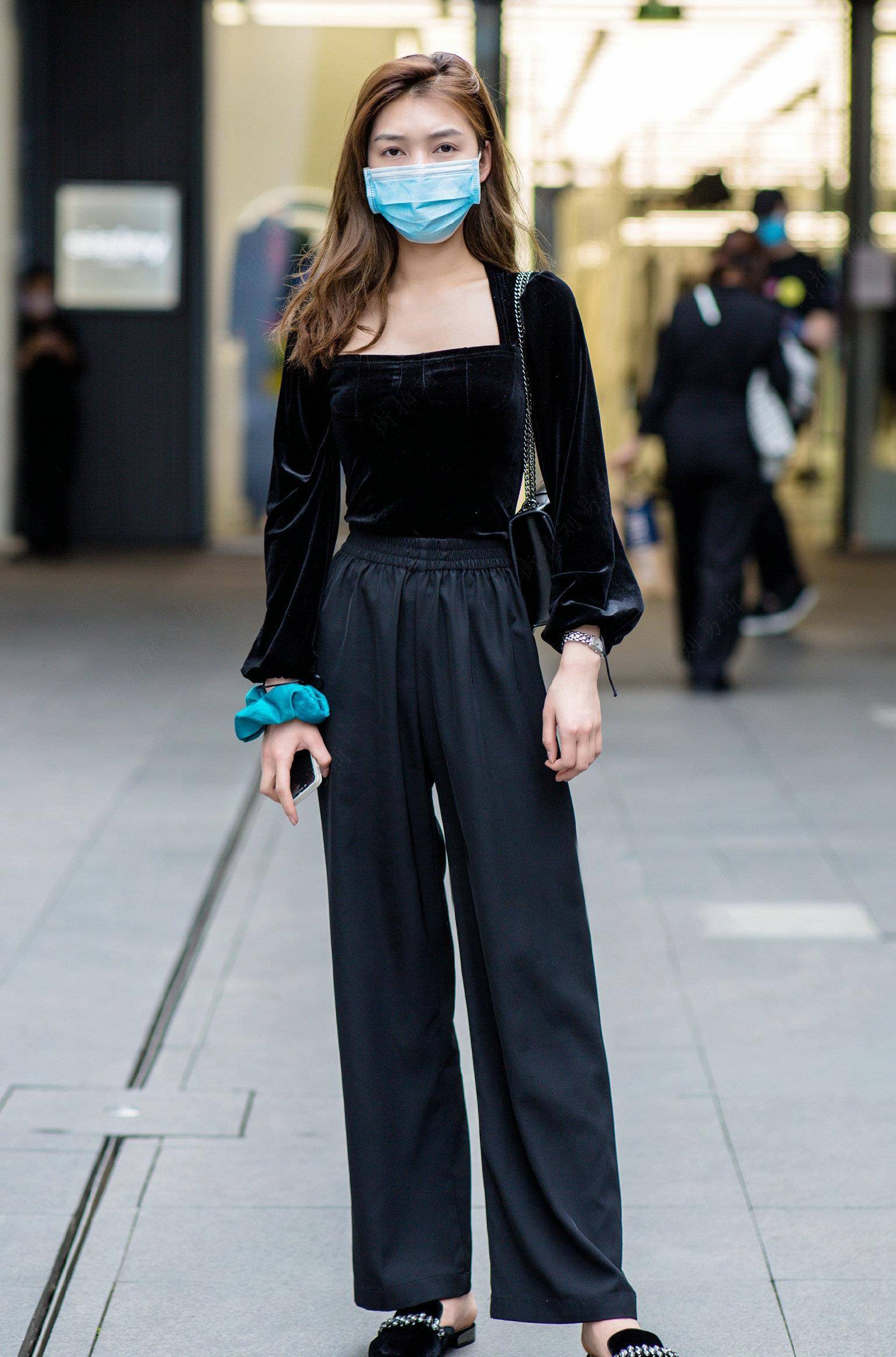 街拍:穆勒鞋穿着舒适易搭配,有助于拉伸腿部曲线_设计的_显得_时尚