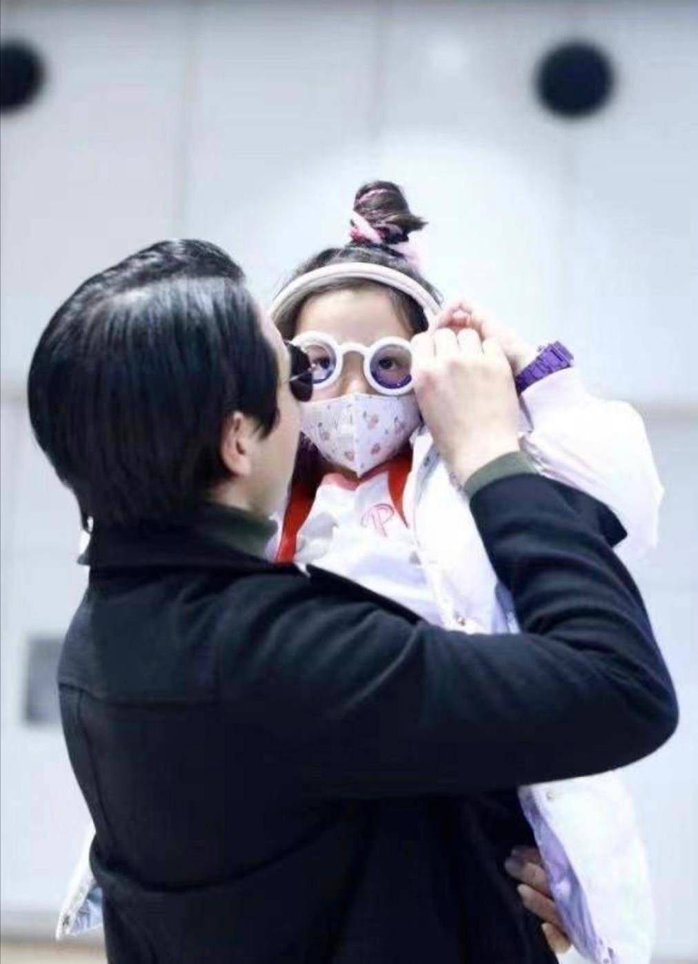 离婚风波后董璇和前夫同框,她穿风衣显阔气,高以翔梳油头太油腻_颜色