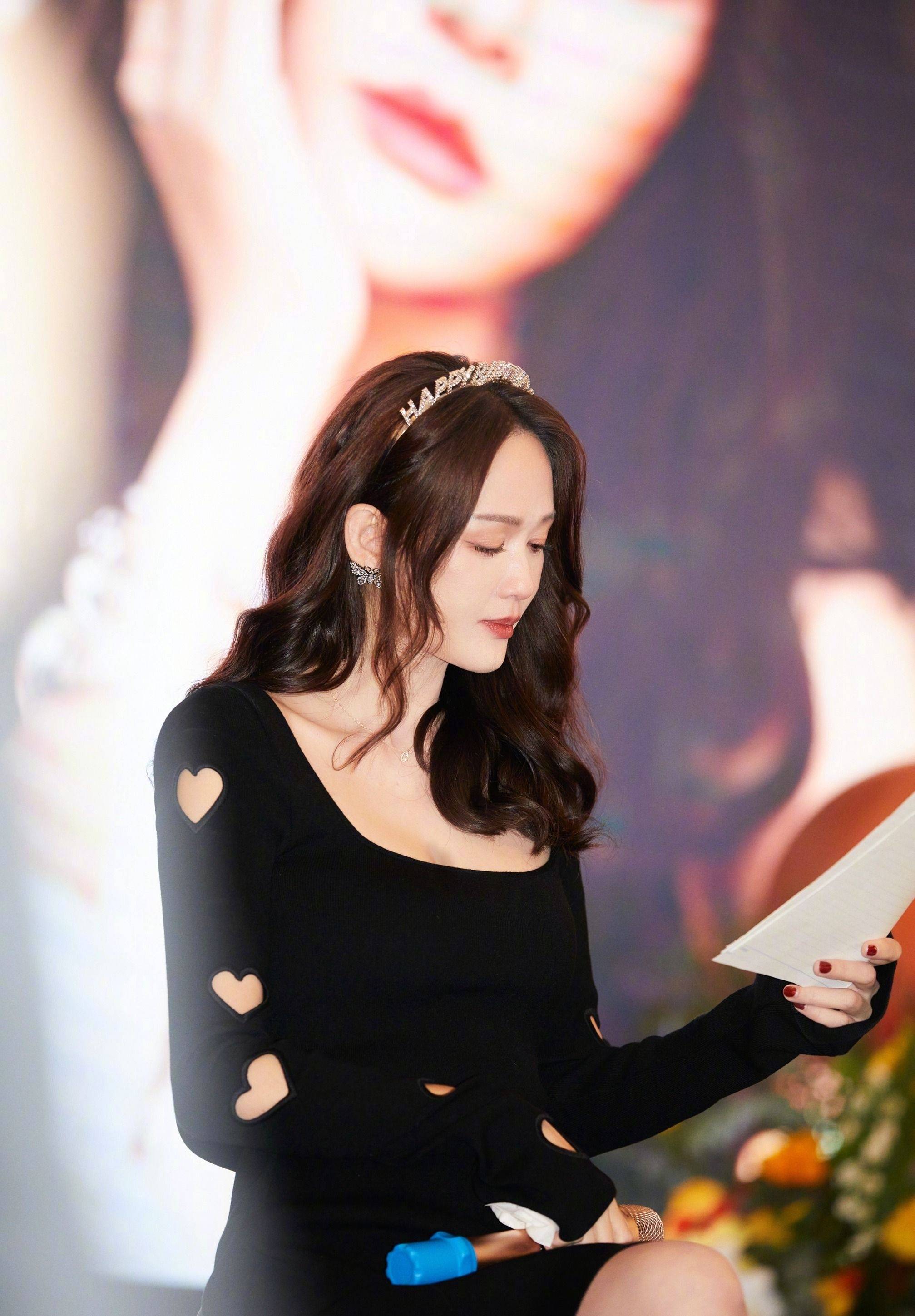 陈乔恩黑色连衣裙甜美笑容写真_乔恩真_气质_网友