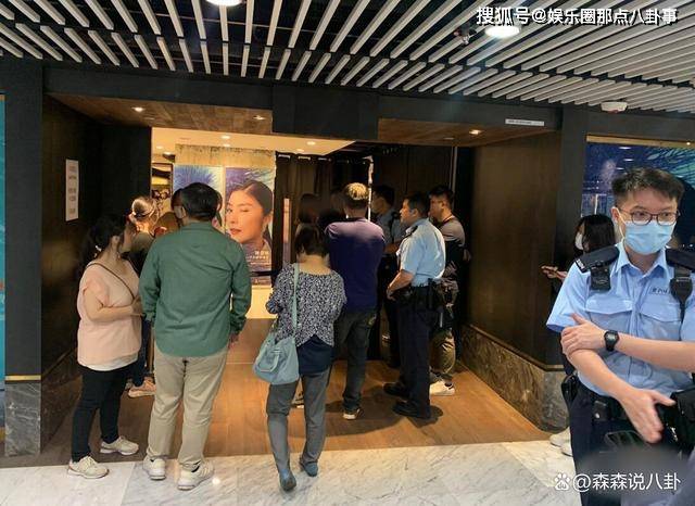 陈慧琳义卖8000件二手衣物引疯抢-陈慧琳商演现场