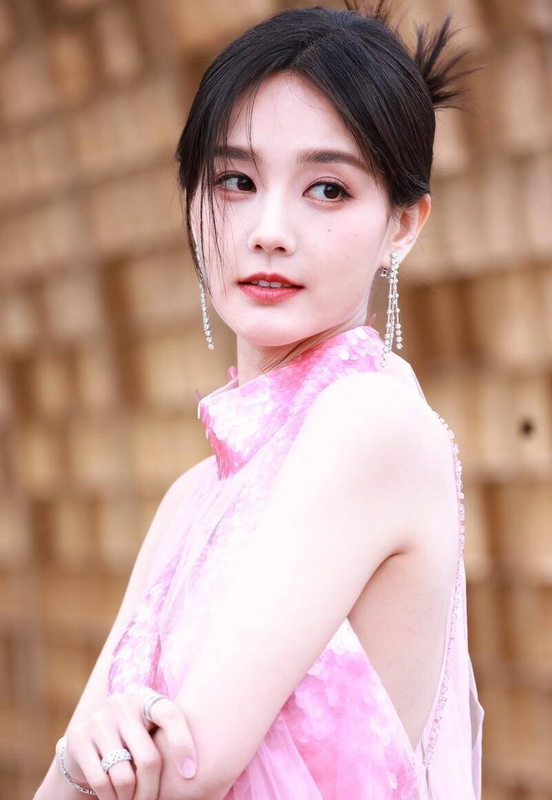 李一桐写真中的她身材好,粉色衬衫露脖,甜美仙气_演技_获得了_观众