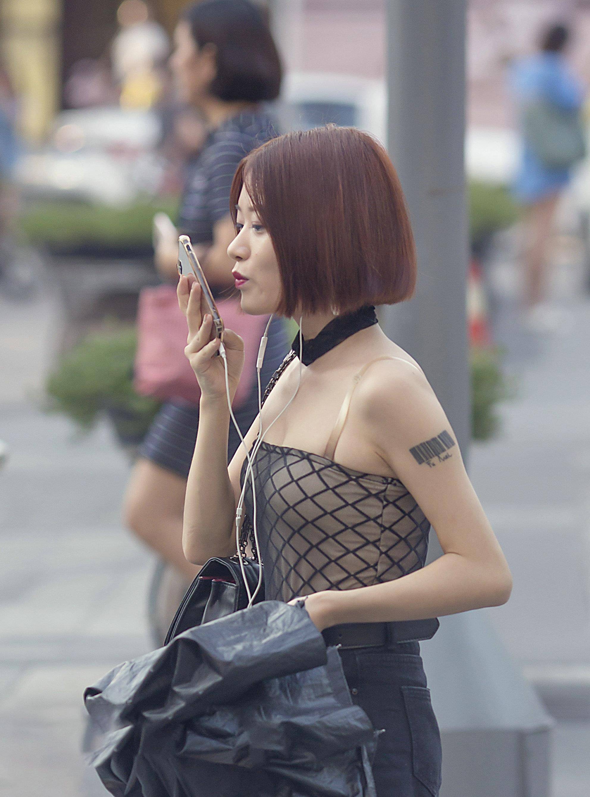 街拍:提升时尚指数的牛仔短裤,彰显出美女的青春风采_设计_效果_魅力