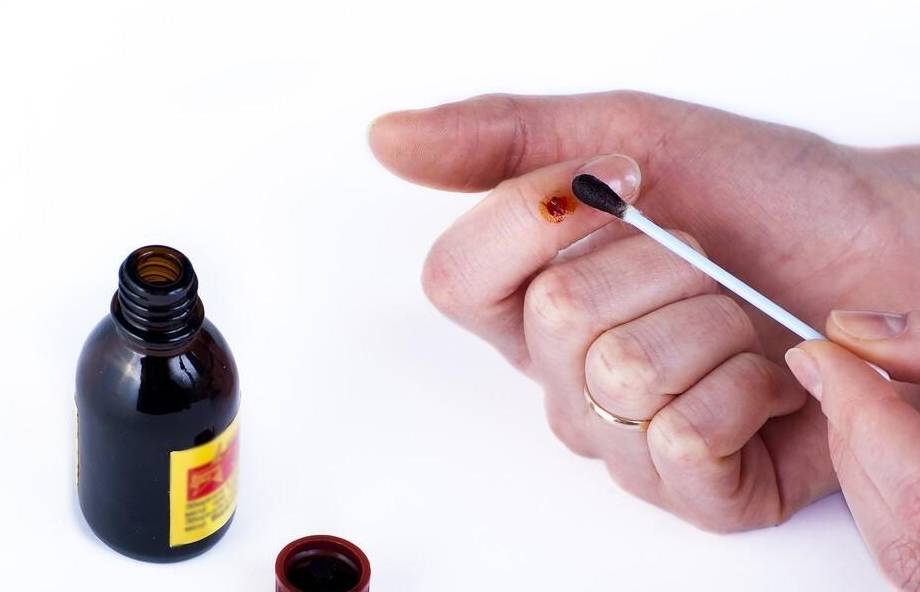 不小心受伤了,直接涂抹碘酒就行了?外伤该如何来处理?_伤口_进行_消毒