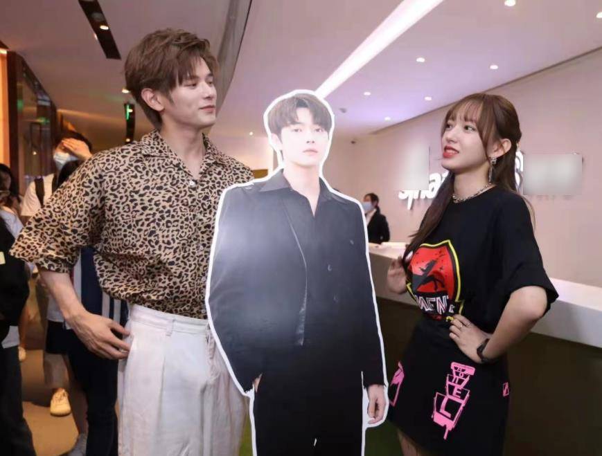 《你微笑时很美》开播,程潇与许凯很般配,戏外与姚弛更有cp感_姚驰