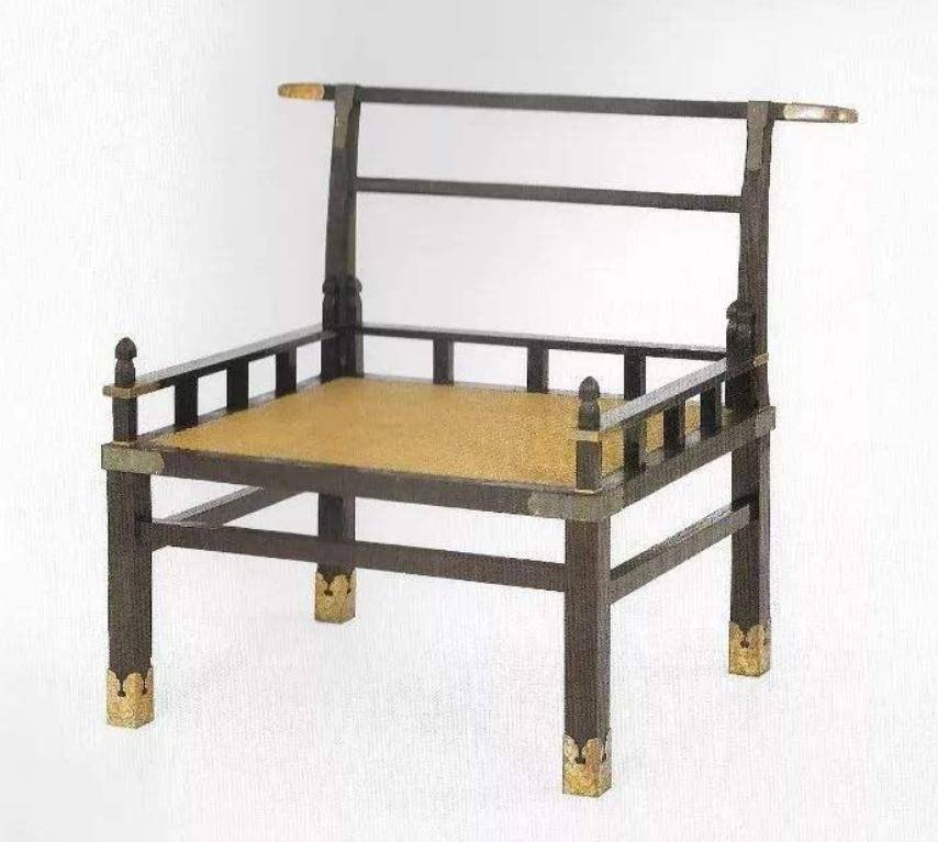 记载,秦汉时期出现了榫卯胡床,这是一种宽大的类似现代沙发的坐具