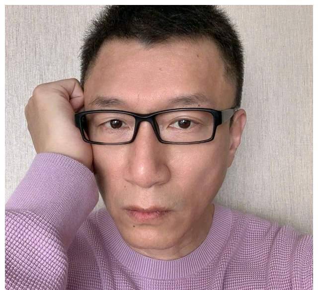 孙红雷年轻的时候曾在夜总会上班,但内心一直有个明星梦,体重一百八十