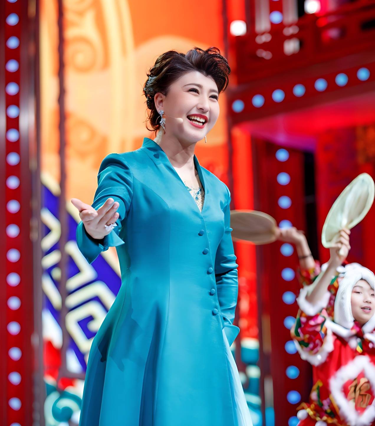 知名演员闫学晶在临沂商演,遭网友批评_演出_质疑_活动