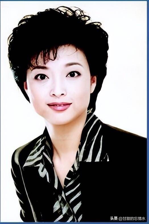今年49岁的彭坤,是电视的一名资深播音主持,长着一张国泰民安的脸