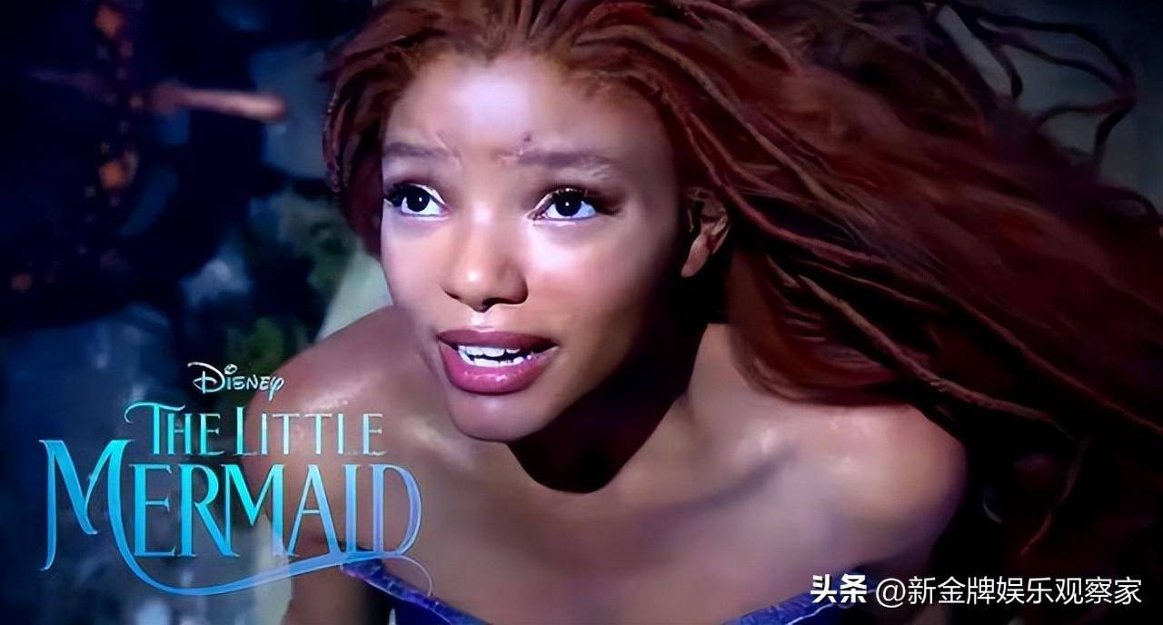 美人鱼艾莉儿从风雨中救出埃里克王子,与他携手同行,看起来心情不错.