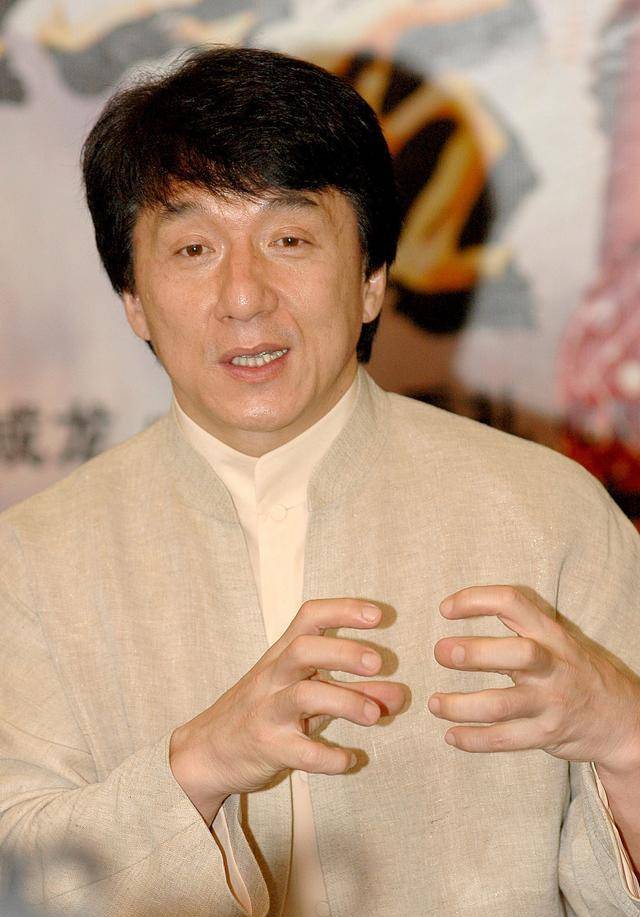 娱乐圈:成龙现身少林寺疑为找接班人,走路踉跄直不起腰_电影_中国_身