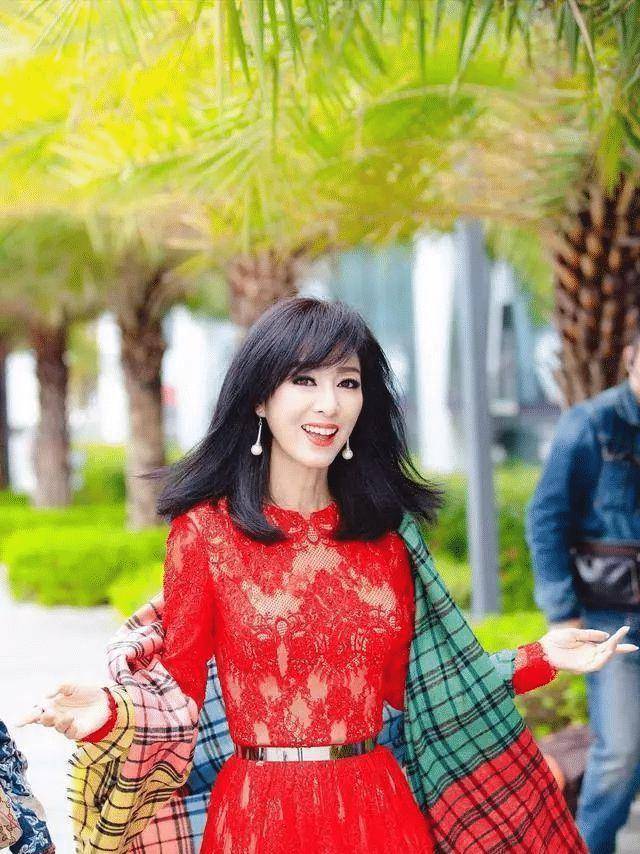 66岁米雪真的太会穿搭了,粉色大衣配牛仔裤,年轻却不做作_色彩_方式