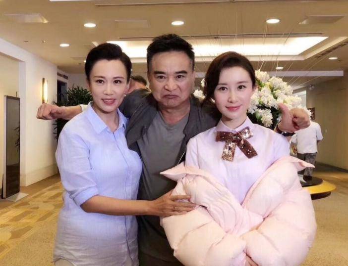 岳跃利:分手时女儿才3岁,为了给她更多父爱,等了13年后才再婚_岳野