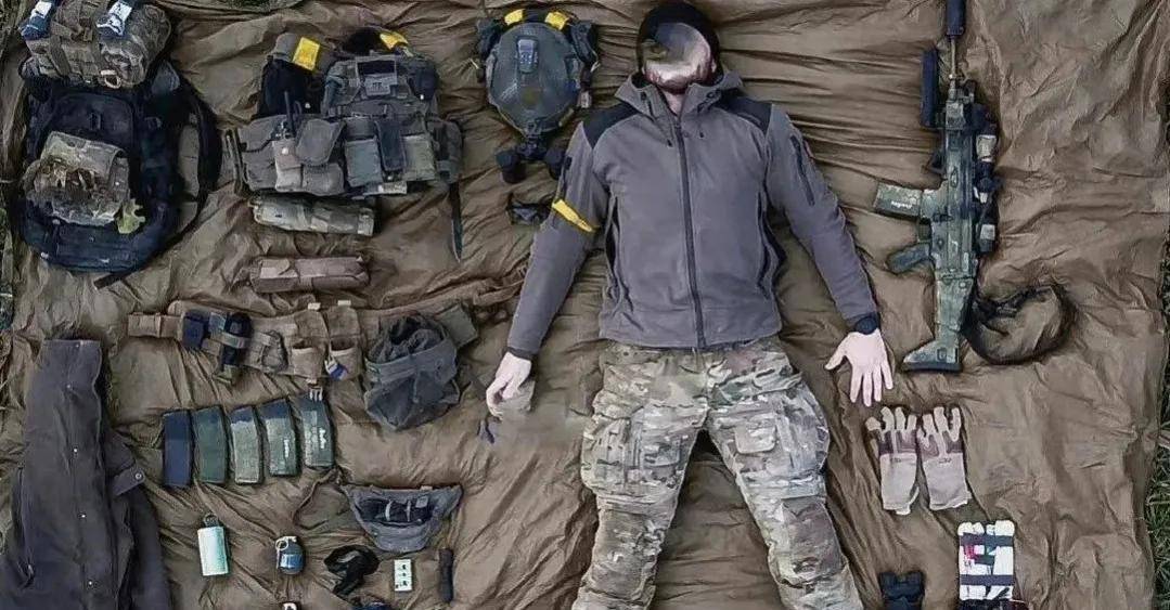 在阿特姆斯克战役中被俄军击毙的美国雇佣兵,从武器装备的全范围来看