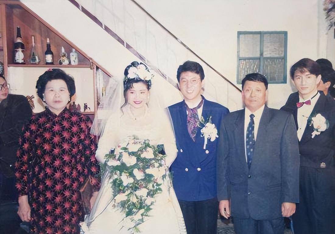 63岁姜育恒大别墅与朋友聚会,年轻时背负巨债,如今晚年生活滋润_小枫
