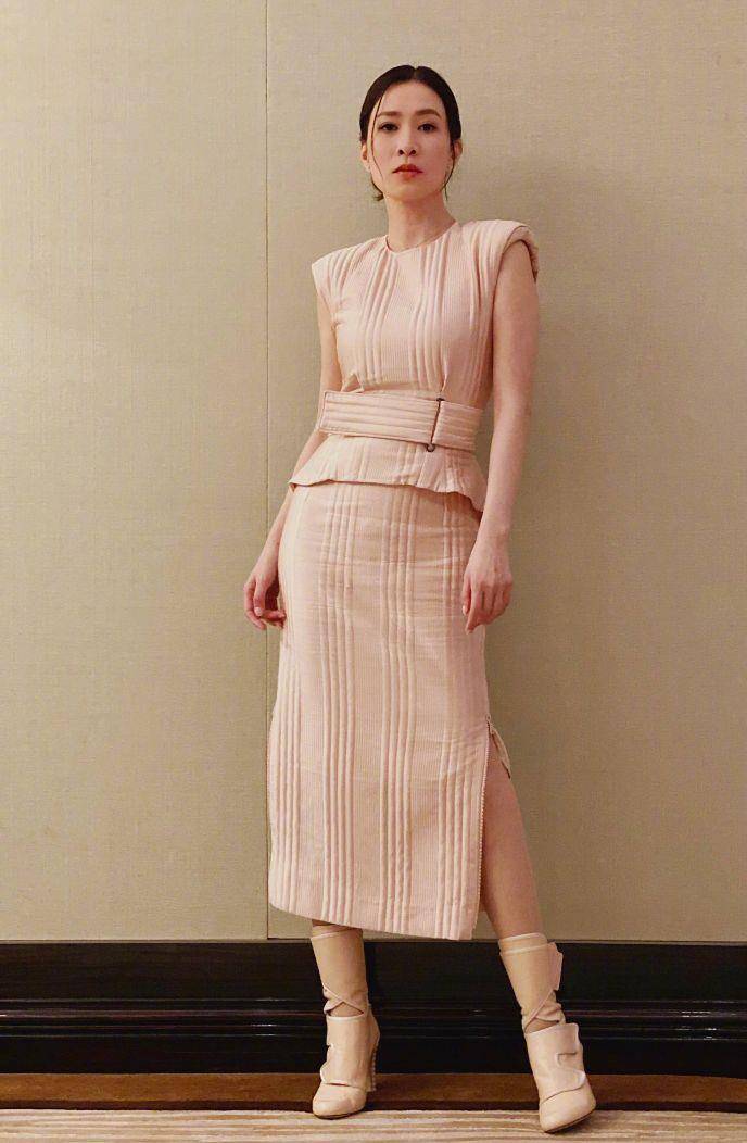 佘诗曼装扮得休闲舒适,风衣搭配小白鞋轻松自在,明眸直发显温柔_服装