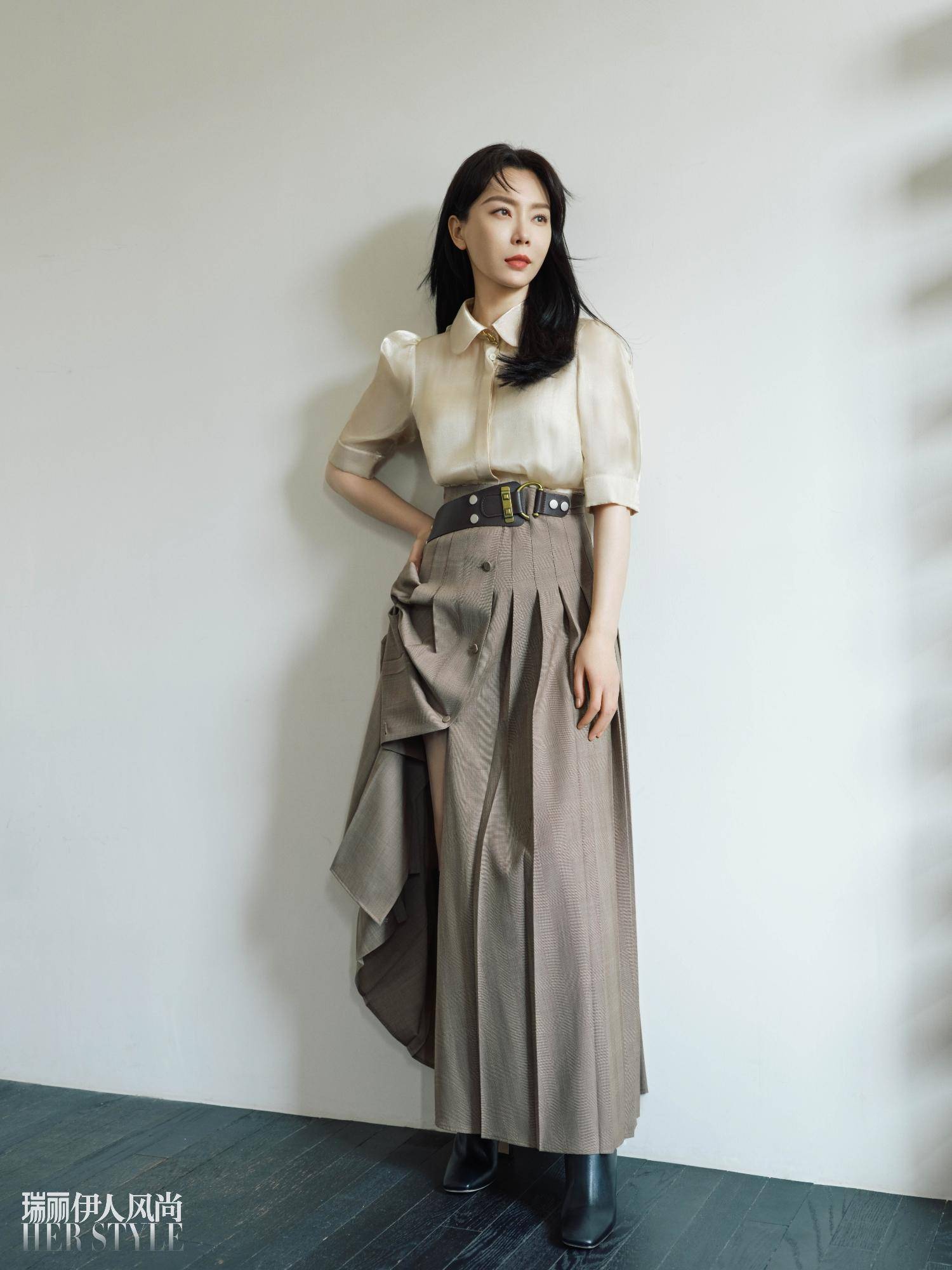 46岁陈数登《瑞丽》封面,穿抹身材秀时尚美背,演绎霸气御姐风_衬衫