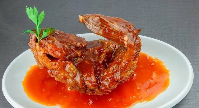 晒一人晚餐,走红朋友圈,网友:等我老了也这样吃_一个人_糖醋鲤鱼_大虾