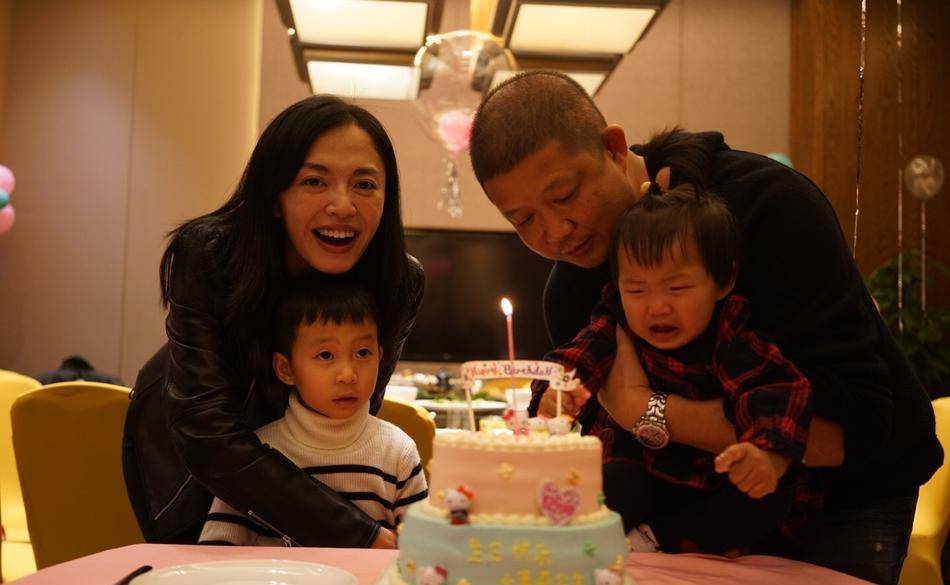 姚晨儿子首次登台演奏钢琴,7岁邂逅漂亮姐姐,网友:从小就优秀_爱情