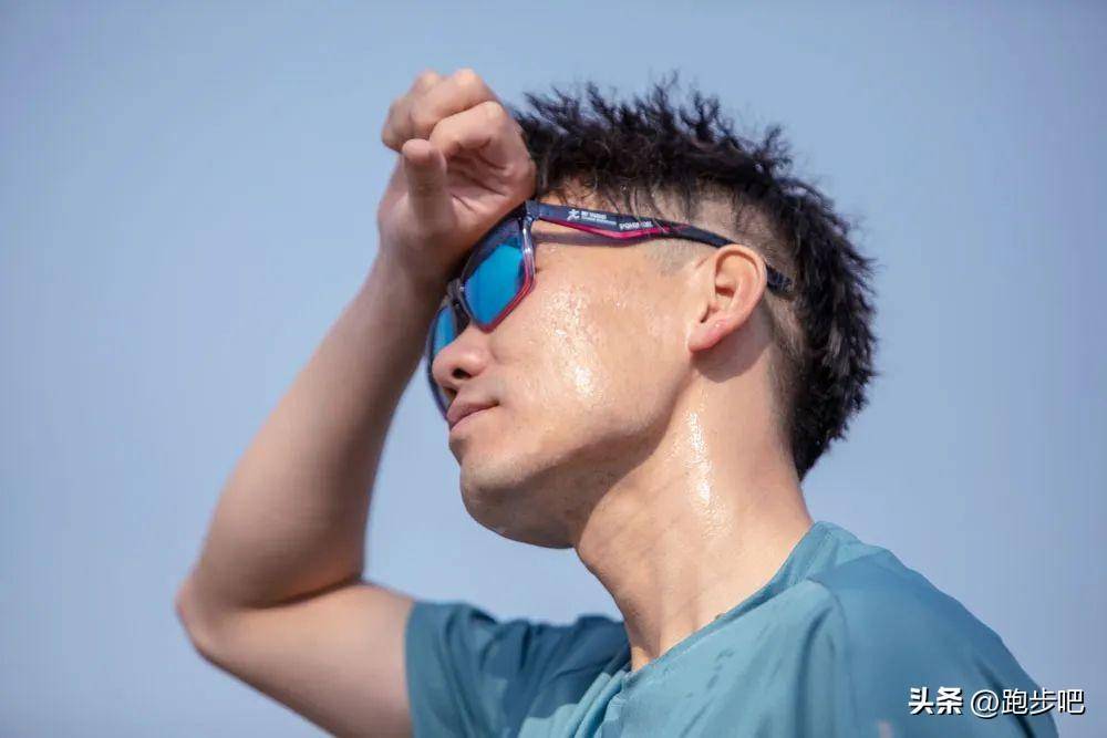 当出汗遇到黑科技速干t恤,跑步就可以如此清爽_运动_安踏_汗水