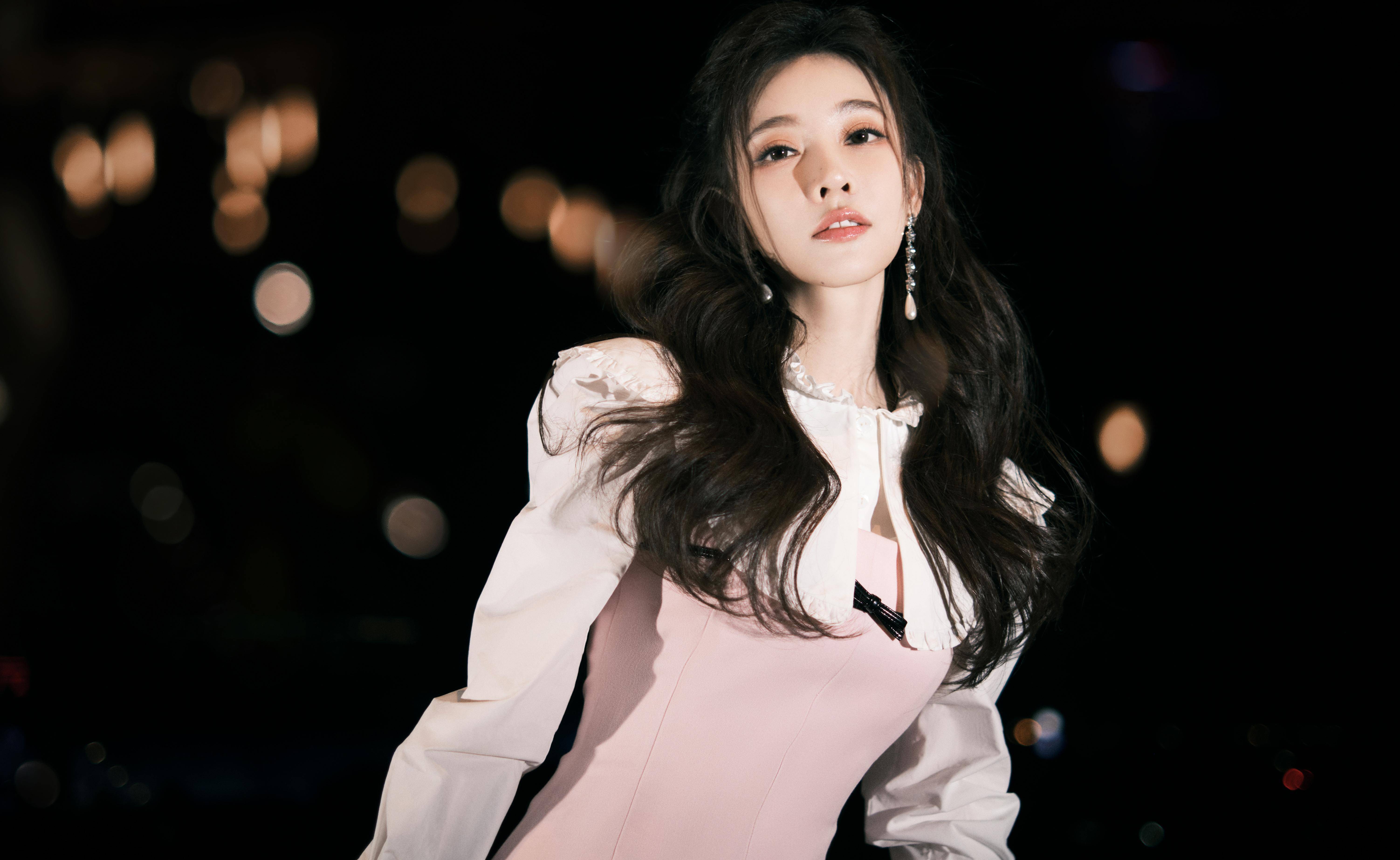 同为跨界歌手,毛不易成为创作型代表,冯提莫靠性格出