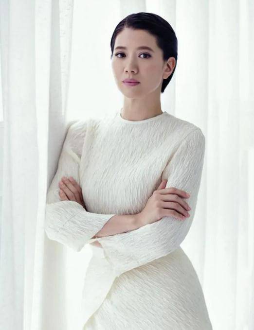 袁咏仪新剧播出,身材壮士腰部圆润,被称老态十足,气质不如宋佳_皮肤