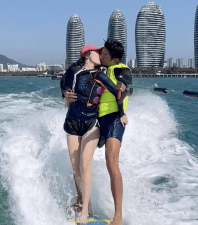 杜江霍思燕冲浪吻登热搜,当嗯哼发妈妈脾气,杜江反应获网激赞_老公