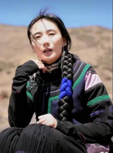 李亚鹏小娇妻带1岁女儿回老家,母女穿彝族服装,带哭腔宣传家乡_哈金