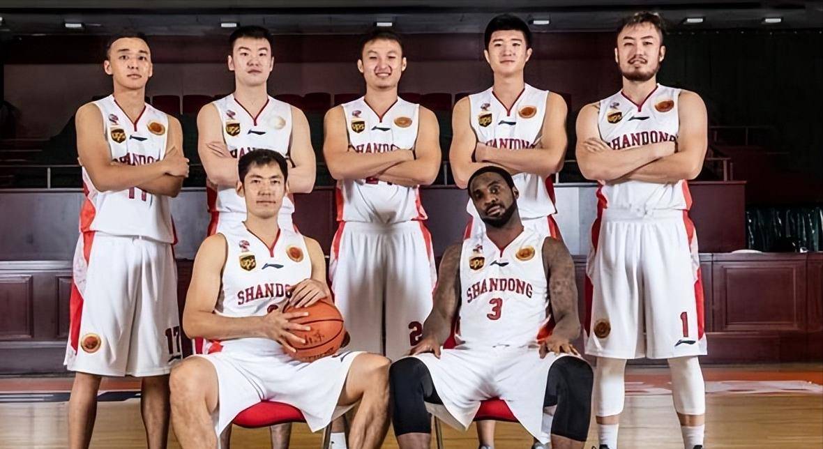 最新动态:山东高速男篮野炊烧烤17人大合影,多人去留成关注焦点_杨