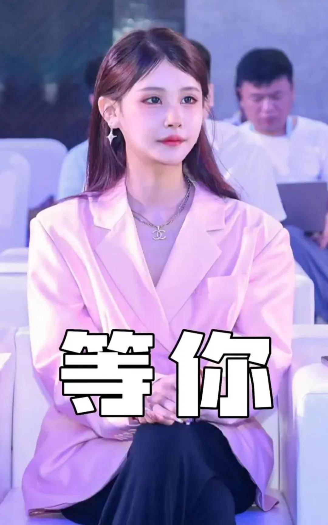 6万粉丝,是快手的头部电商主播.