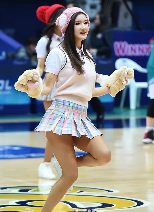 大学男老师要求女生穿短裙跳操,言语不当令人不适,校