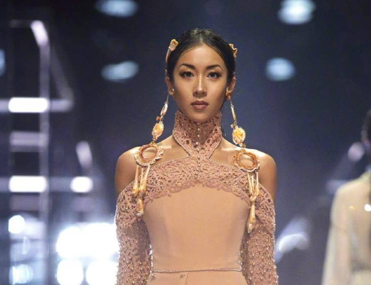 吉克隽逸被骚扰,发文提醒女生注意安全,张玮评论抖机灵引众怒_女孩子