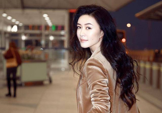 嫁给知名富豪的女星有很多,比如晴格格的扮演者王艳,出演《雷雨》的女