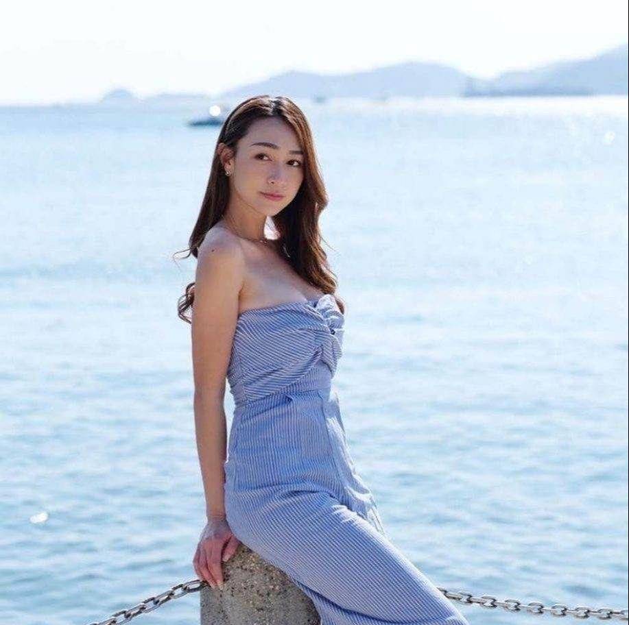 港姐冠军晒沙滩照,低身材连体裤尽显完美身材,蚂蚁腰抢镜_黄佳_公众