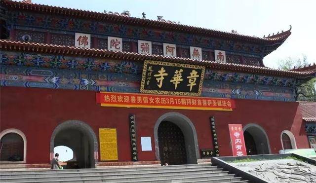 是指朝廷的外交官员办公和招待外国使者的场所,而"光禄寺"则是负责