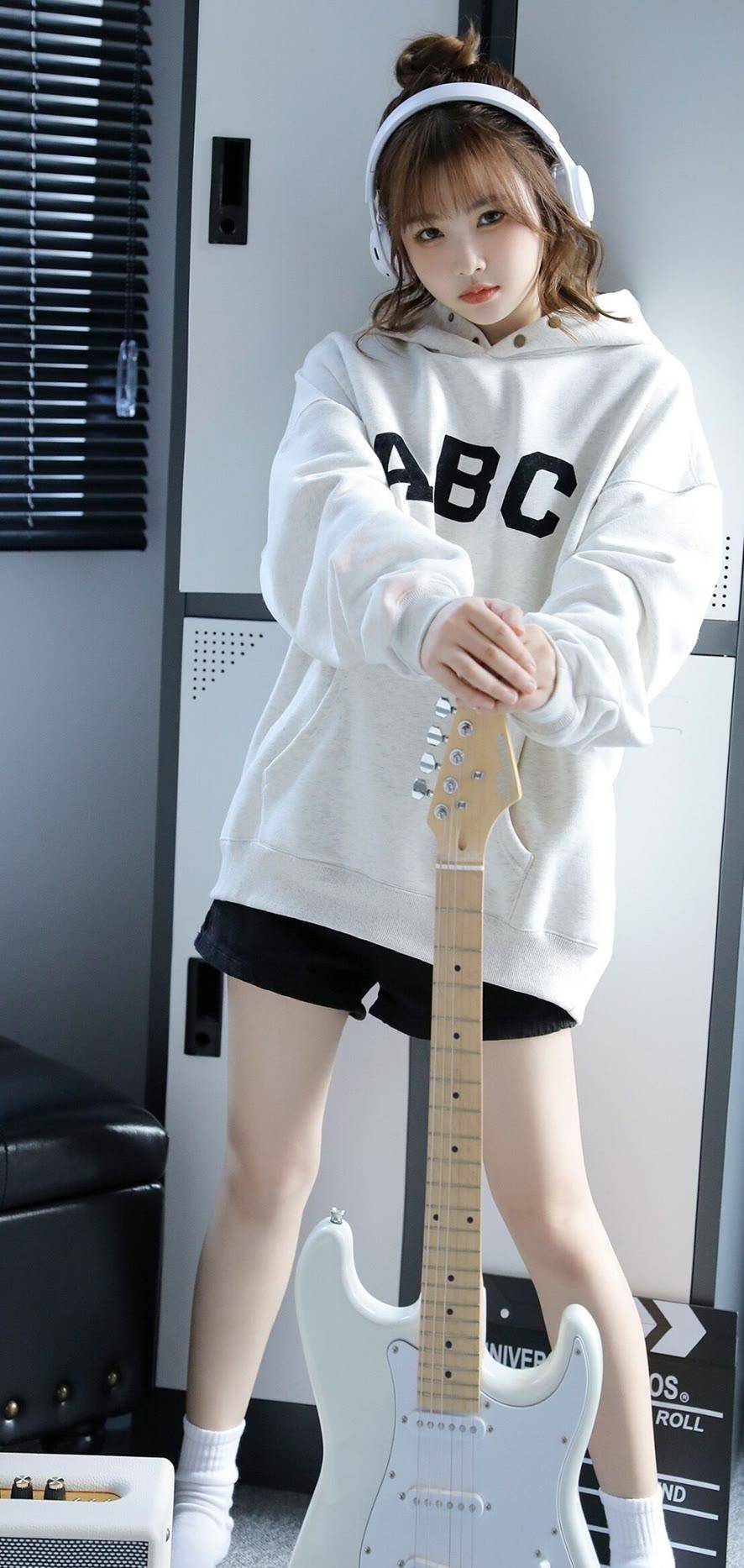 牛奶少女白色卫衣热裤弹吉他私房照,美腿白袜笑容治愈_耳机_控制_女生