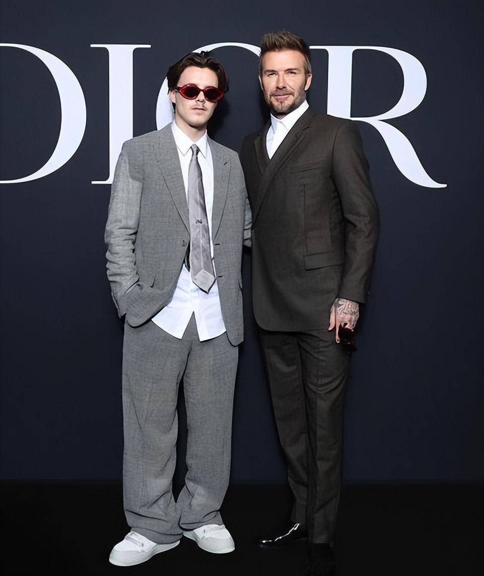 48岁贝克汉姆坐迪奥美女总裁旁边看秀，辣妹妻子穿豹纹，小腿真细_搜狐网