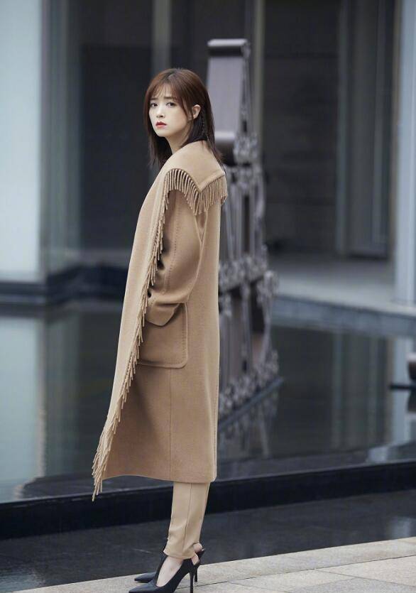 搭配拼色羽绒服,换个发型,非常可爱又减龄_气质_大衣_女神