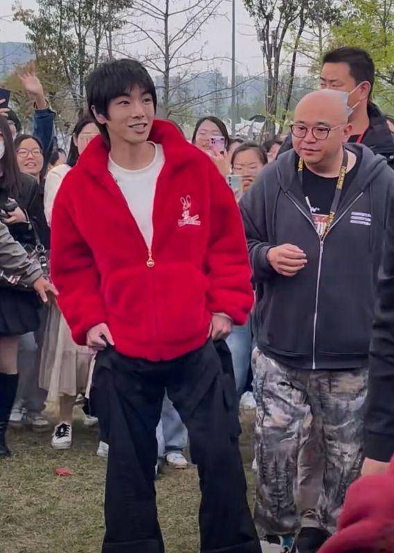 杭州景区游逛偶遇华晨宇,神情害羞腼腆没架子,身边只带一名保镖_网友