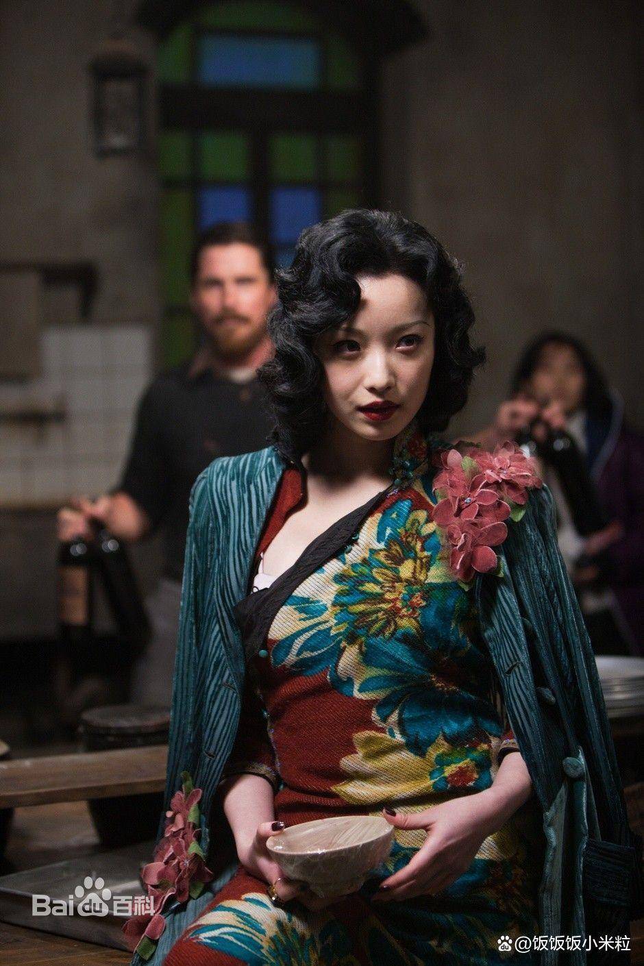 首先就逃不开被"规则",据说倪妮跟大导演在酒店呆了三天三夜,最后终于