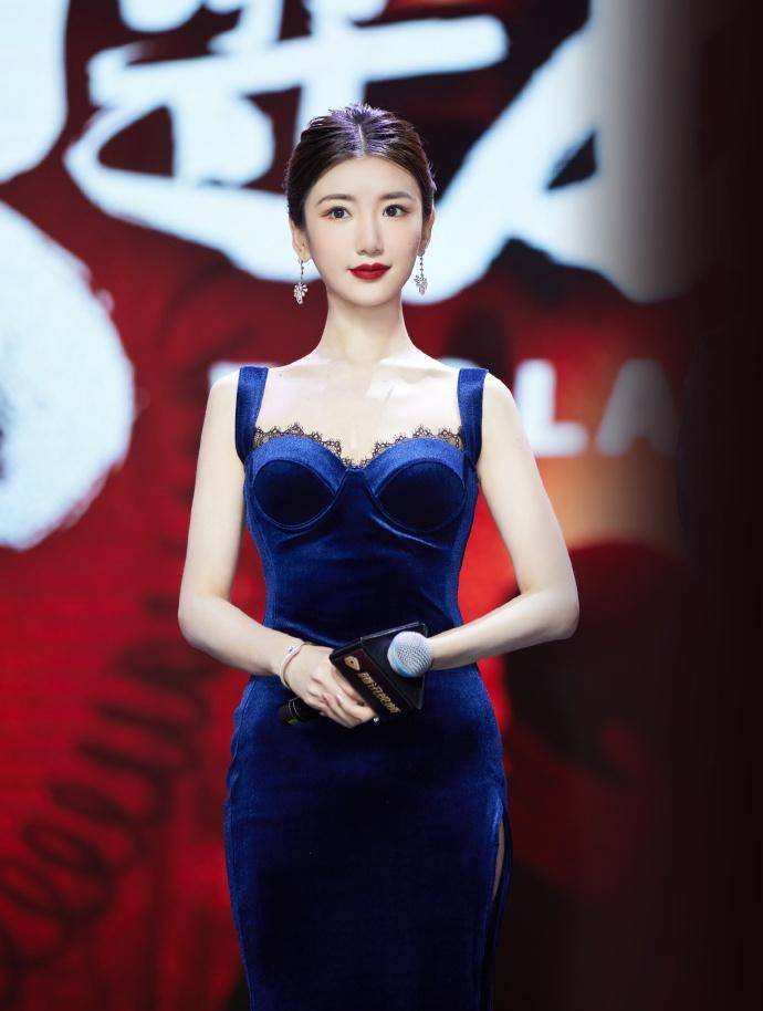 毛晓彤吊带抹胸裙:甜的刚好,美得撩人_演出_造型_角色