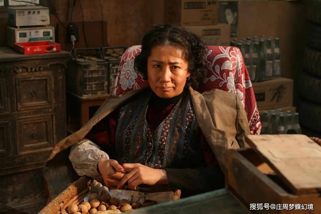 《无人区》里荒芜的大漠,一个小卖铺,老板娘给人印象十分深刻