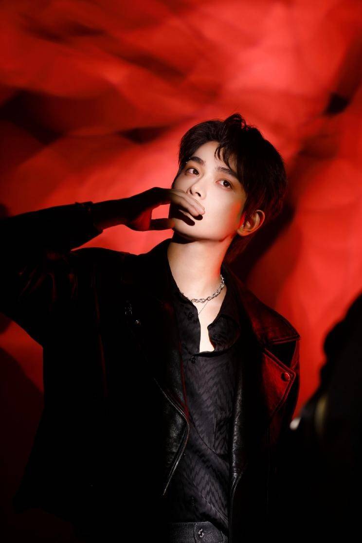 "五月男友"丁禹兮穿hotsuit后秀暴汗服健身照曝光,帅气逼人slay全场!