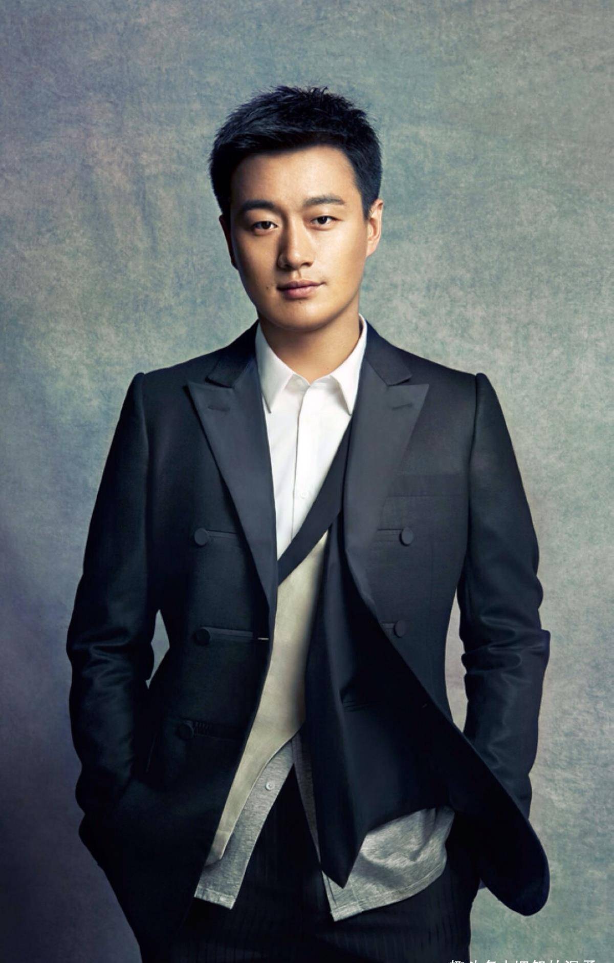 佟大为近况曝光略显憔悴,端着碗路边吃饭接地气,头发汗湿贴额前_妻子