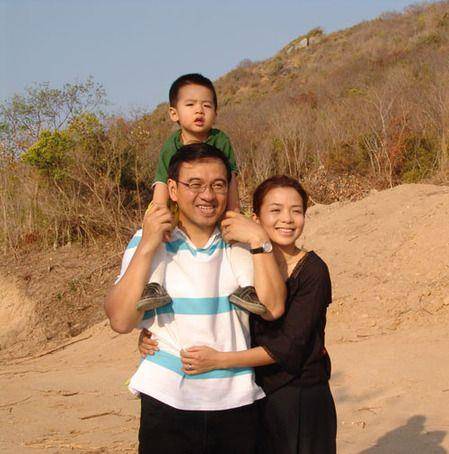 全家人都很随和低调.朱迅低下头,打开一袋食物.