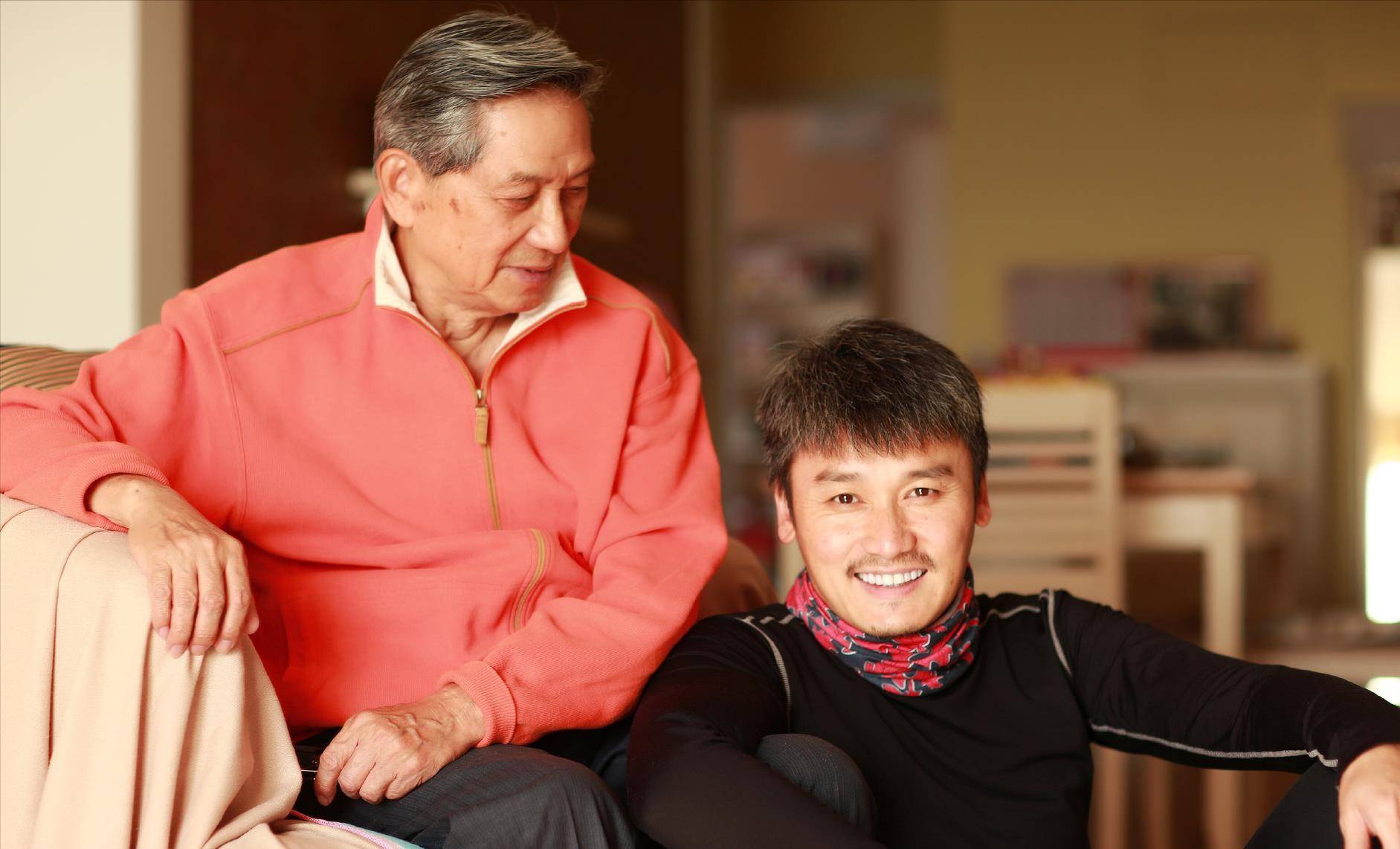 周铁:做音乐16年一直不火,40岁转行当演员,如今52岁仍未婚_父母_嗓音