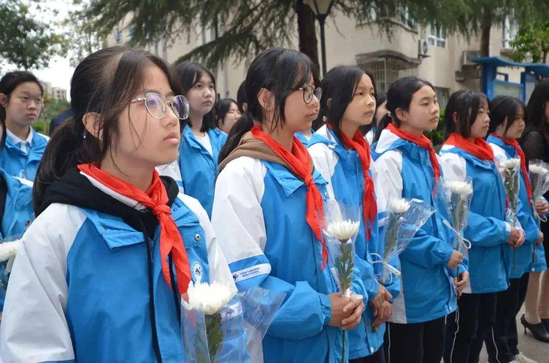 渝南田家炳中学举行"缅怀革命先烈,传承红色基因"主题教育活动_唐成