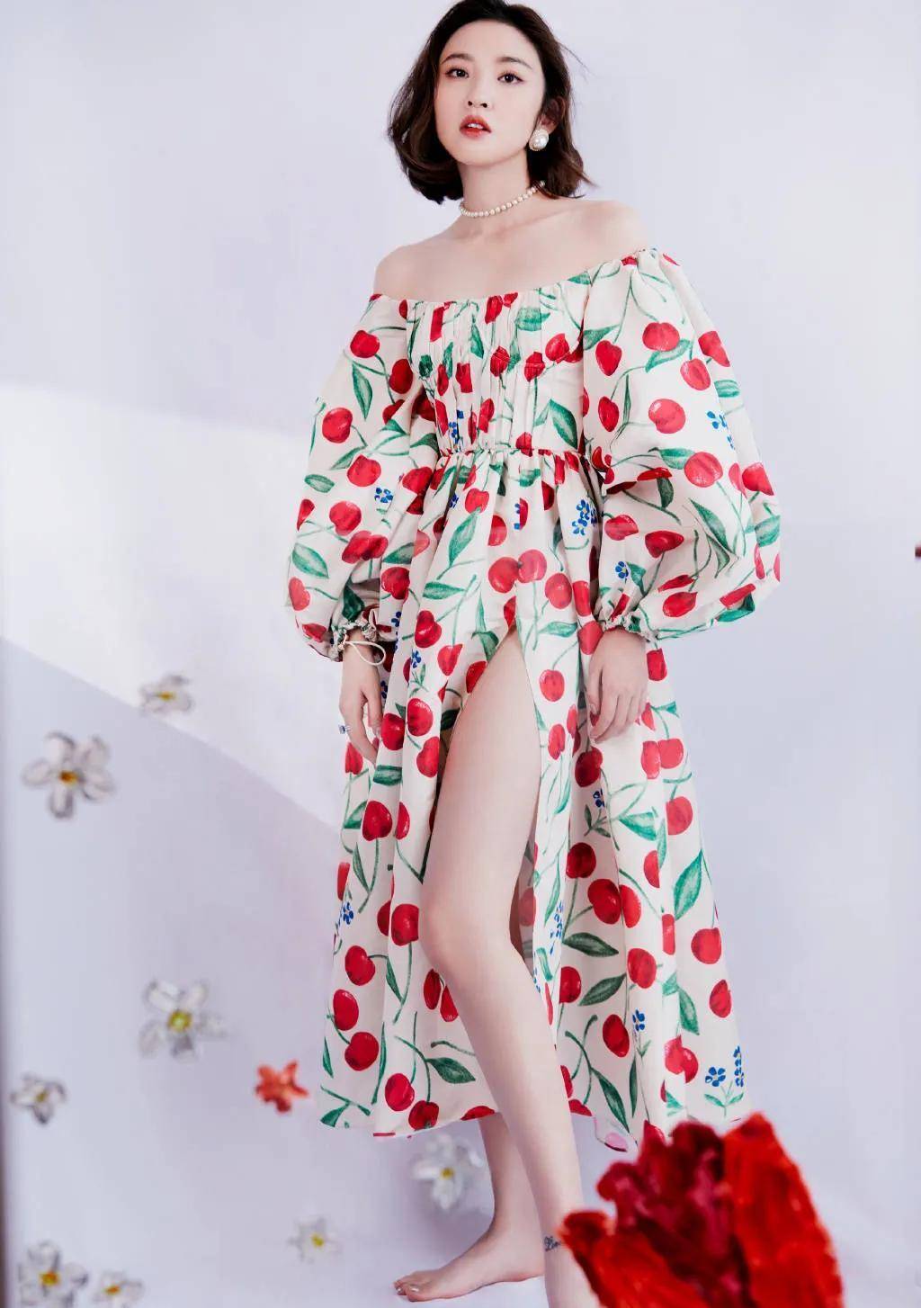 唐艺昕晒一字肩花朵裙美照 优雅娇俏女人味十足_笑容_魅力_化妆