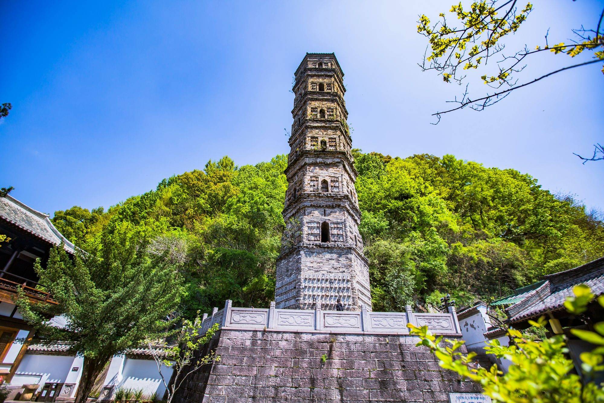 浙江台州有一座龙兴寺,有1300多年历史,改过13次名,却鲜为人知