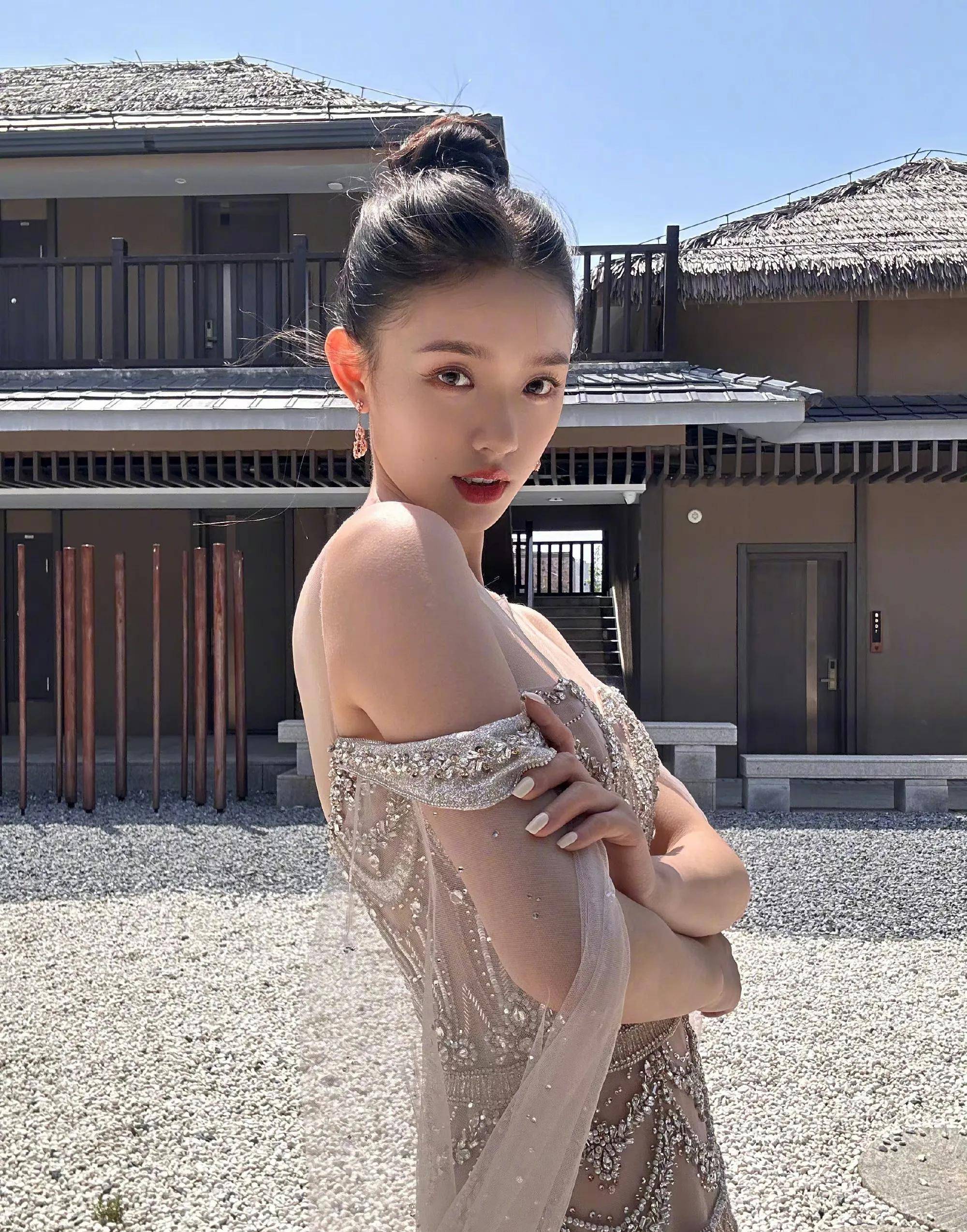 中国电影大数据盛典红毯 周冬雨穿深v骨感 林允透视装性感 袁泉飒爽